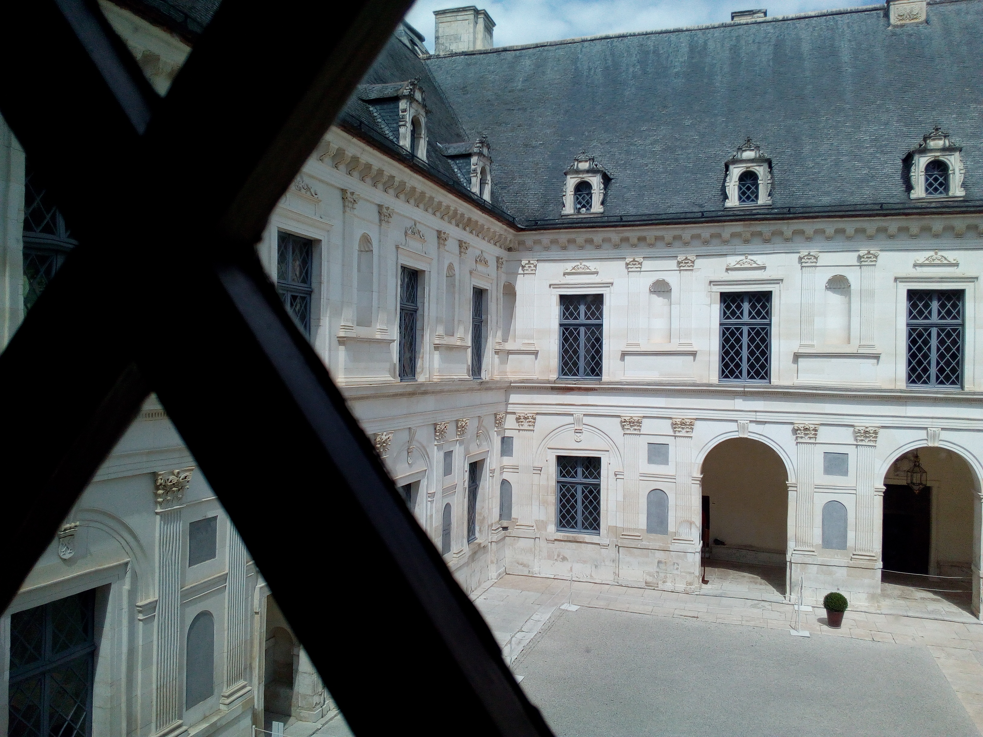 Château d'Ancy-le-Franc cour intérieure