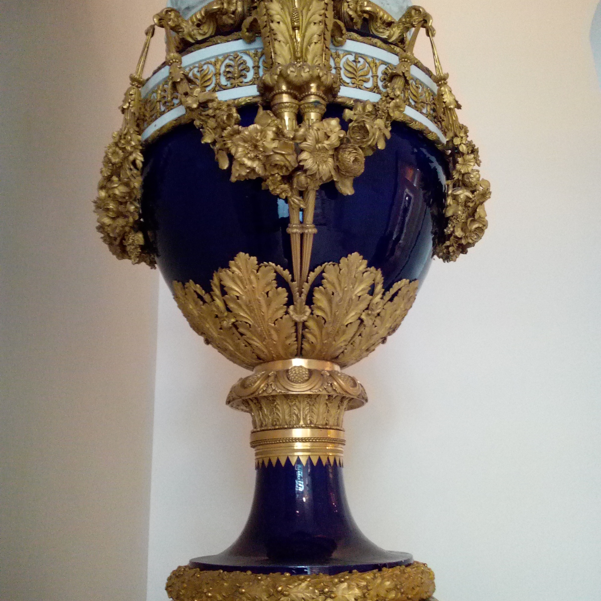 Grand Vase à fond beau bleu dit aussi Grand Vase Medicis Louvre